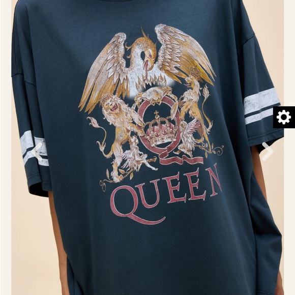 Daydreamer Black Queen Graphic Tee - Picture 2 of 4